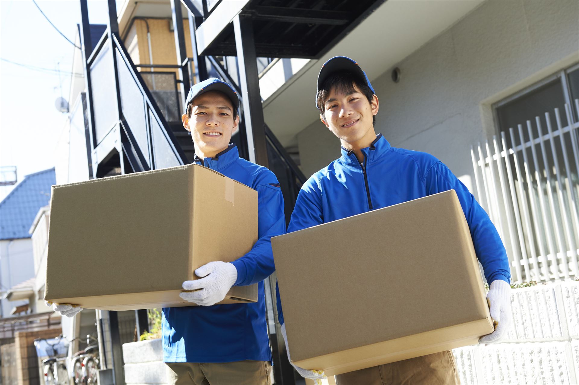 荷物を運ぶ男性スタッフ